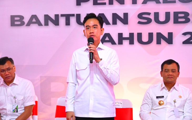 Wakil Presiden Gibran Rakabuming Raka meninjau langsung penyaluran Bantuan Subsidi Upah (BSU) di Kantor Pos Boyolali, Jawa Tengah, Jumat (18/7/2025)