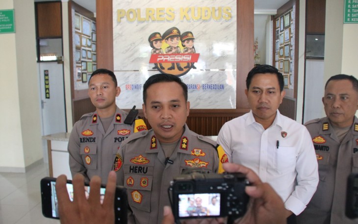 Tim Resmob Satreskrim Polres Kudus berhasil mengungkap praktik perjudian yang terjadi di sebelah warung kopi di Desa Karangrowo, Kecamatan Undaan, Kudus, pada Minggu 20 Juli 2025