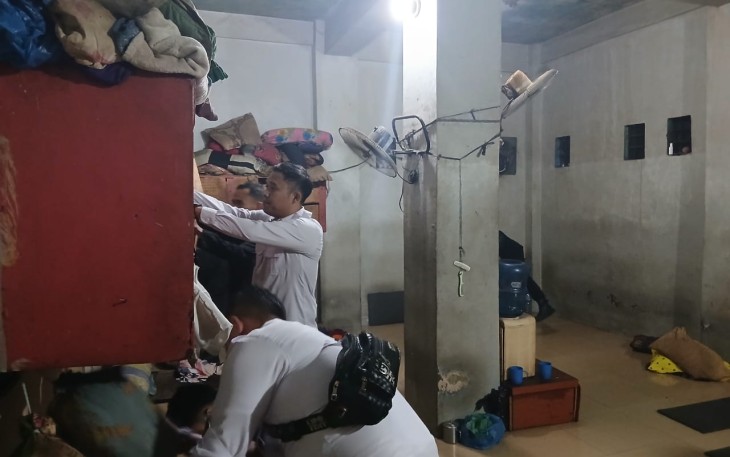 Petugas Secara Aktif Melakukan Razia Blok Hunian Warga Binaan.