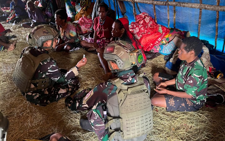 TNI Menyapa Pengungsi Dari Pelosok Omukia Hadir Membawa Harapan