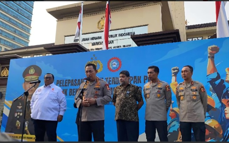 Kapolri Jenderal Listyo Sigit Prabowo bakal kembali melepas 1.575 buruh yang terdampak Pemutusan Hubungan Kerja (PHK) untuk bekerja di tempat yang baru