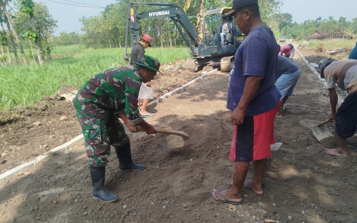 Babinsa Posramil Gerih Gotong Royong Bangun Jalan Penghubung Desa