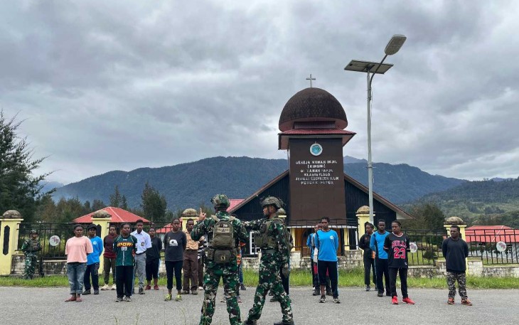 Latihan gerak jalan persiapan lomba di puncak Papua