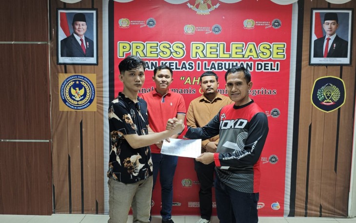 Warga binaan Rutan Kelas I Labuhan Deli saat menerima amnesti 