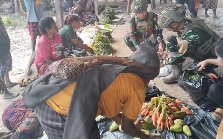 Satgas Yonif 700/Wyc borong hasil tani mama Papua