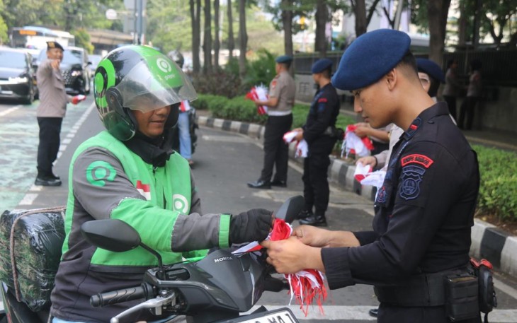Brimob Metro Jaya Bagikan 5.000 Bendera Merah Putih kepada Warga Jakarta Jelang Hari Kemerdekaan RI