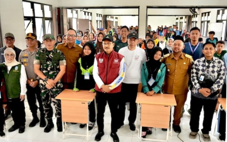 Mensos Gus Ipul saat meninjau pelaksanaan Sekolah Rakyat Menengah Atas (SRMA) 37 Gresik di UPT SMPN 30 Gresik, Jawa Timur, Senin (5/8/2025)