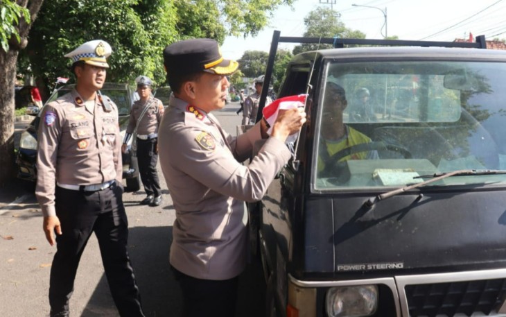 Polresta Banyuwangi Bagikan Bendera Merah Putih Sambut HUT Kemerdekaan RI ke-80