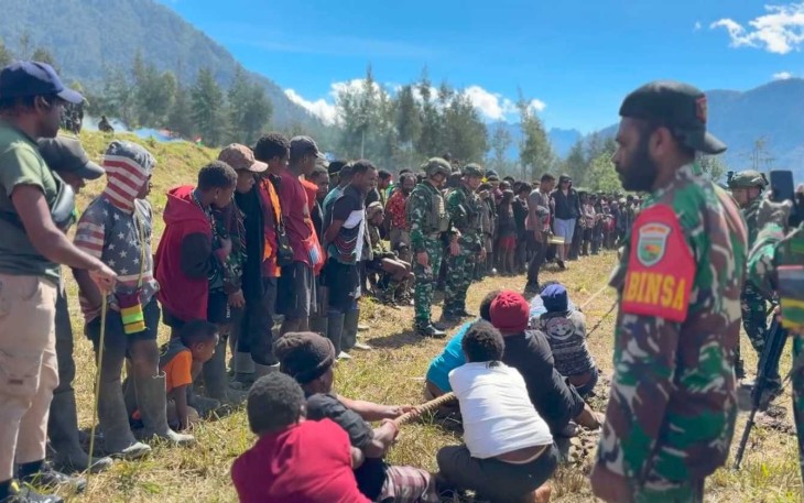 Lomba tarik tambang di alun-alun kota Ilaga