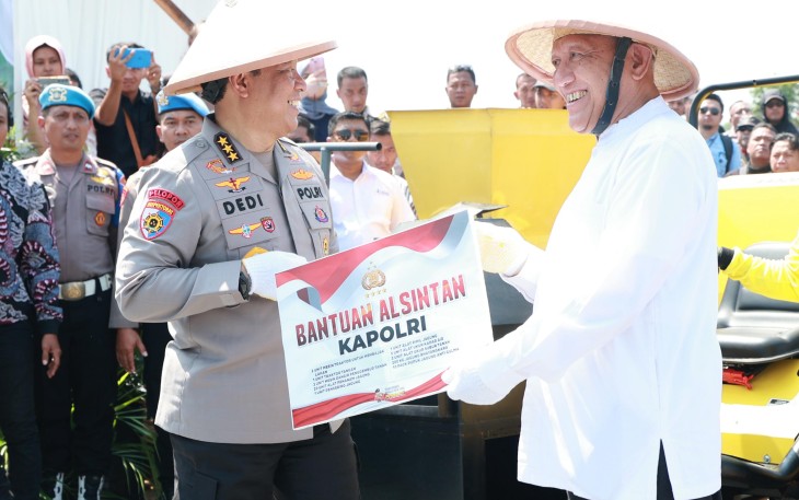 Irwasum Polri Komjen Pol. Dedi Prasetyo memimpin penanaman jagung di lahan pondok pesantren