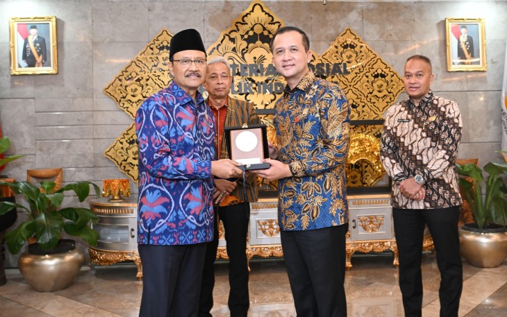 Menteri Transmigrasi, M. Iftitah Sulaiman Suryanagara dalam pertemuan bersama Menteri Sosial di Kantor Kemensos, Kamis (7/8)