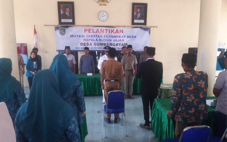Sinergitas TNI-Polri dan Pemerintah Kecamatan Durenan Dukung Pelantikan Perangkat Desa Sumbergayam