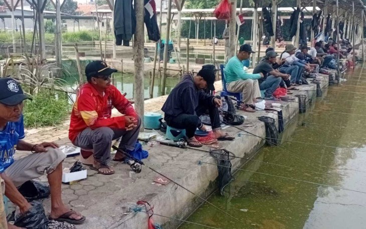 Lomba mancing merdeka KJD di pemancingan Indra, Kelurahan Cilangkap, Sabtu (9/8)