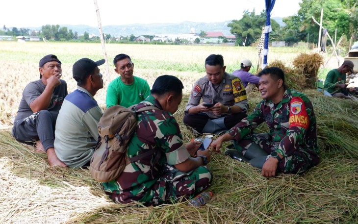 Wujud Kemanunggalan TNI dan Rakyat, Babinsa Lakukan Komsos Tak Mengenal Tempat