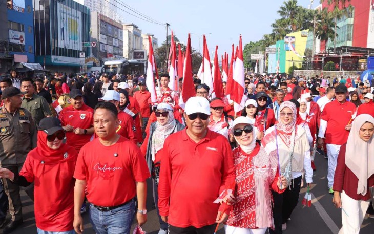 Dirjen Polpum Kemendagri Bahtiar Baharuddin bersama Walikota Depok Supian Suri bagikan ribuan bendera merah putih di CFD Kota Depok, Minggu (10/8)