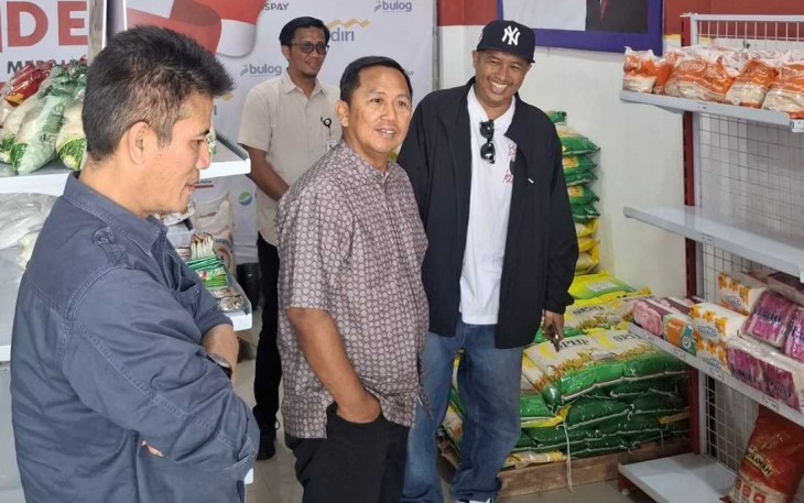 Seskemenkop Ahmad Zabadi saat meninjau Koperasi Syariah Mekar Jaya di Sumedang Utara, Minggu (10/8)