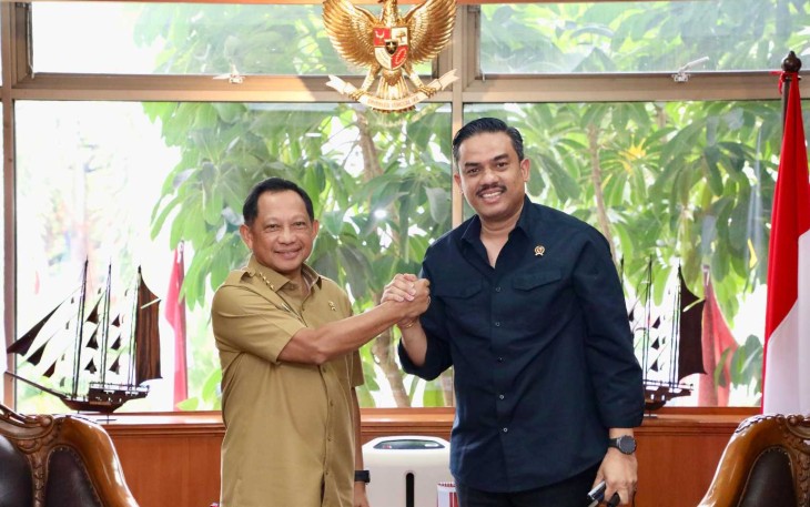 Mendagri Tito Karnavian bersama Menteri UMKM Maman Abdurrahman di Jakarta, Senin (11/8)