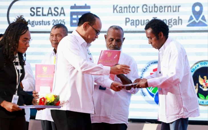 Menkop Budi Arie Setiadi menyerahkan SK Badan Hukum Kopdes Merah Putih di Papua Tengah, Selasa (12/8)