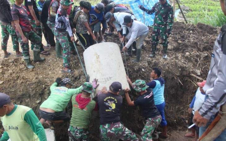 Pemasangan gorong-gorong di lokasi TMMD Kodim Enrekang 