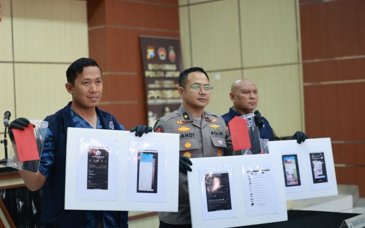 Konferensi pers penyebaran konten pornografi anak di mapolda Jatim, Jum'at (15/8)