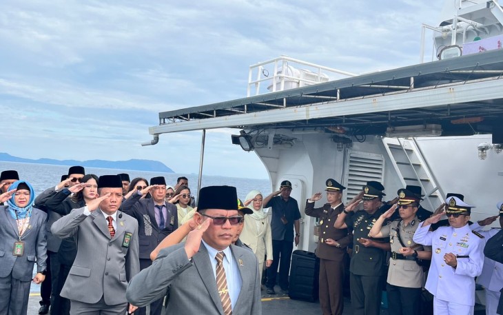 Kepala Pengadilan Negeri Bitung saat memberikan penghormatan saat memimpin upacara tabur bunga 