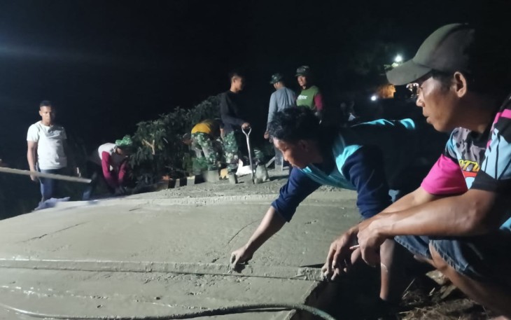 Kejar Target, Satgas TMMD 125 Kodim 1419/Enrekang Lembur Kerjakan Pengecoran Jalan 