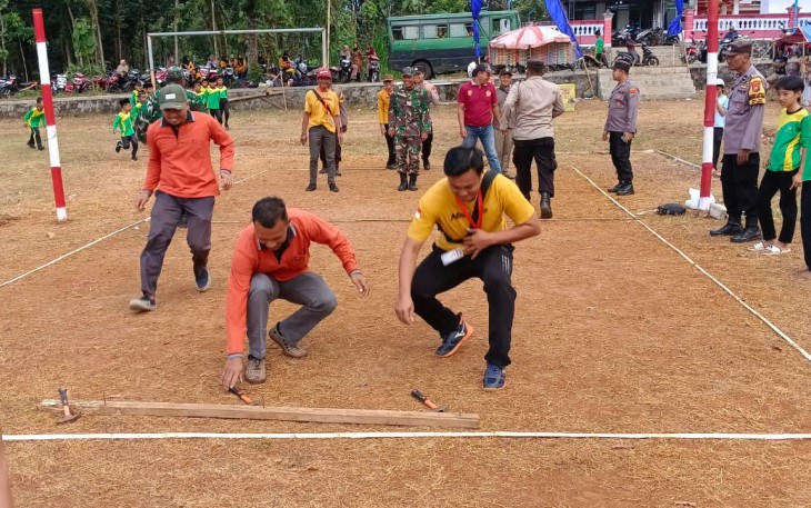 Babinsa Koramil Kendal Bersama Babinkamtibmas Berikan Pengamanan Perlombaan HUT RI di Wilayah Binaannya
