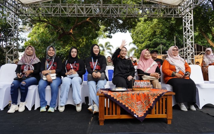 Wakil Walikota Blitar Elim Tyu Samba (lambaikan tangan) Saat Hadiri Dies Natalis SMAN 1 Blitar ke- 70 (Foto : Pemkot Blitar)