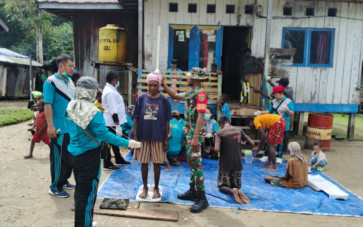 Babinsa Koramil 1710-01/Kokonao Dampingi Petugas Puskesmas Melaksanakan Pelayanan Kepada Masyarakat