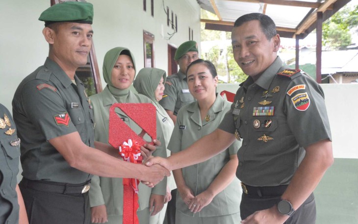 Danrem 023/KS Kolonel Inf Jansen P Nainggolan saat menyerahkan simbolis kunci rumah dinas prajuritnya, Senin (25/8)
