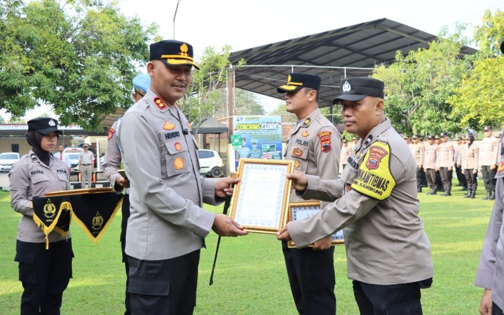 Polres Kendal Beri Penghargaan untuk 13 Anggota Berprestasi