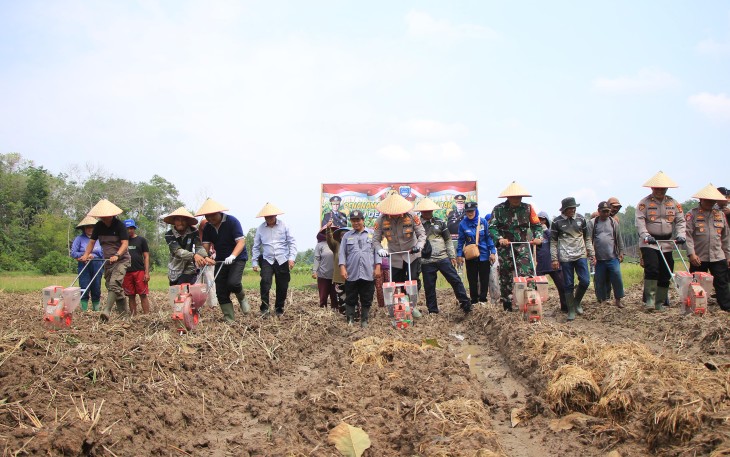 Polres Oku Timur Dukung Penanaman Jagung Serentak Satu Desa Satu Hektar