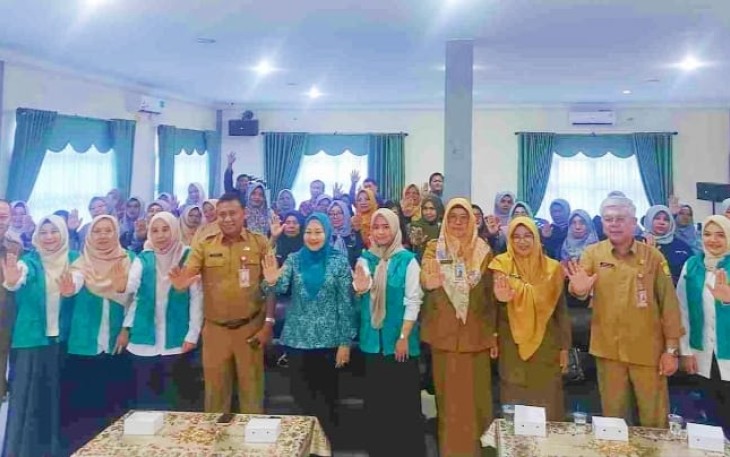 Ketua Tim Penggerak Pemberdayaan Kesejahteraan Keluarga (TP PKK) Kota Tanjungpinang, Yuniarni Pustoko Weni membuka kegiatan Peningkatan Kapasitas Tim Pendamping Keluarga