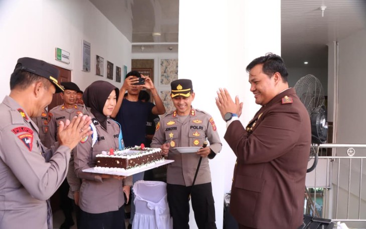Kapolres Aceh Singkil, AKBP Joko Triyono, S.I.K., M.H., saat memberikan suprise kepada Kejari setempat, Muhammad Junaidi,S.H.,M.H., di Harlah Kejaksaan RI Ke-80
