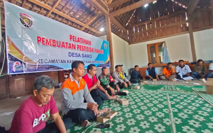 Peran Babinsa Karangjati Bersama PPL Berikan Pelatihan Membuat Pupuk Organik Pada Petani di Wilayah