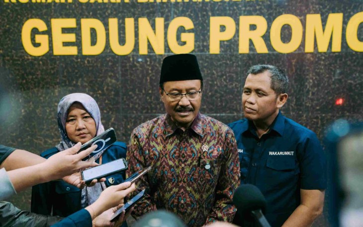 Menteri Sosial Saifullah Yusuf (Gus Ipul) usai mengunjungi korban luka berat dalam insiden unjuk rasa di RS Polri Kramat Jati, Jakarta Timur, Kamis (4/9/2025)