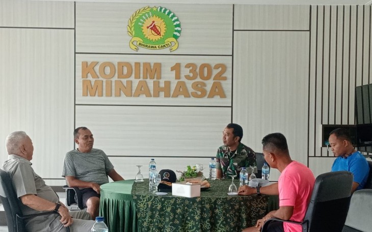 Pangdam XIII/Merdeka, Mayjen TNI Suhardi, melaksanakan Komunikasi Sosial (Komsos) bersama Tokoh Masyarakat Brigjen TNI (Purn) Rudolf Samuel Warouw dan Tokoh Agama Pastor RP. Ibrahim Riberu, OCD