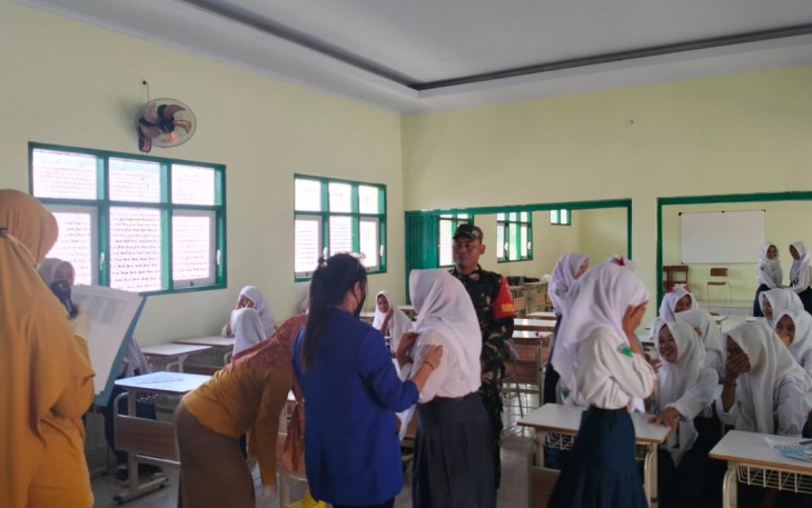 Babinsa Durenan Dampingi Imunisasi HPV untuk Siswi SMPN 02 Gemarang