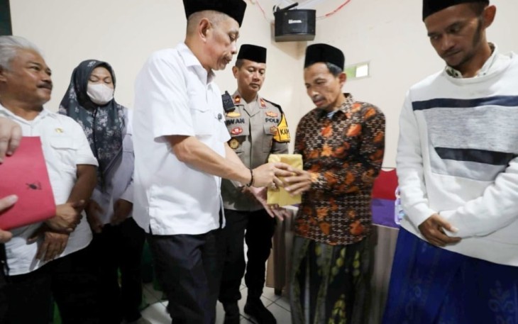 Wakil Menteri Sosial (Wamensos) Agus Jabo Priyono menyerahkan santunan total sebesar Rp62 juta kepada ahli waris korban meninggal akibat robohnya bangunan majelis taklim di Desa Sukamakmur, Kecamatan Ciomas, Kabupaten Bogor, Jawa Barat, Rabu (10/9/2025)
