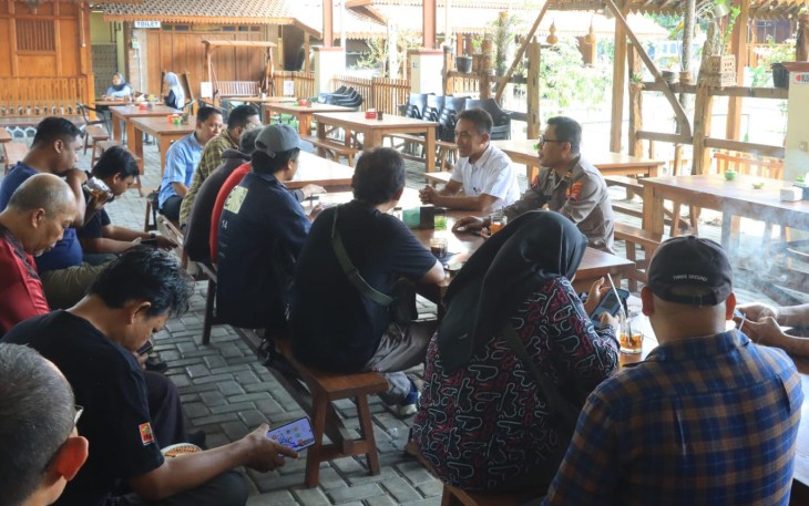 Acara silaturahmi Kasat Reskrim Polres Karanganyar yang baru, AKP Wikan Sri Kadiyono, dengan jurnalis, di salah satu angkringan di kawasan Popongan Karanganyar, Rabu (10/9/2025)
