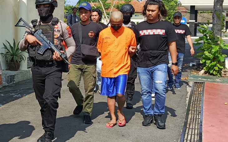 Ahmad Gunawan alias Sukat (26) tersangka perampokan dan pembunuhan terhadap Sri Hartini (60), saat digelandang polisi di Mapolres Karanganyar, Jumat (12/9/2025)