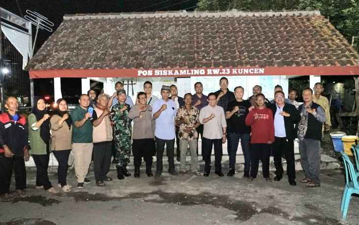 Direktur Jenderal Bina Pembangunan Daerah (Dirjen Bangda) Kemendagri, Restuardy Daud, meninjau langsung pelaksanaan Sistem Keamanan Lingkungan (Siskamling) di Kabupaten Sleman, Daerah Istimewa Yogyakarta (DIY), Kamis (11/9/2025)