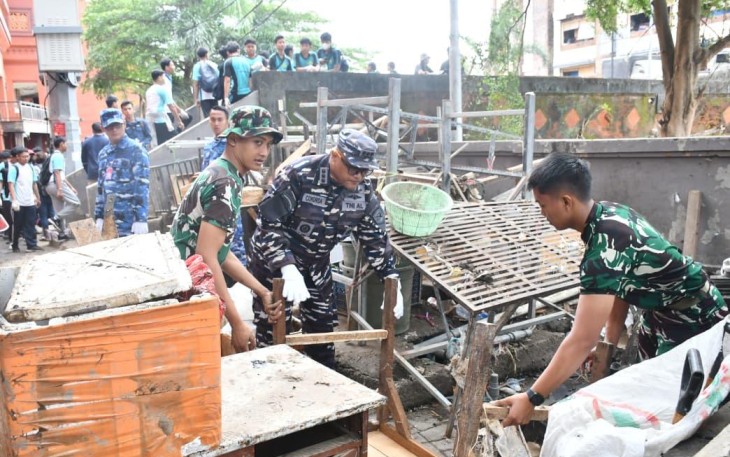 Bantu pembersihan pasca banjir 