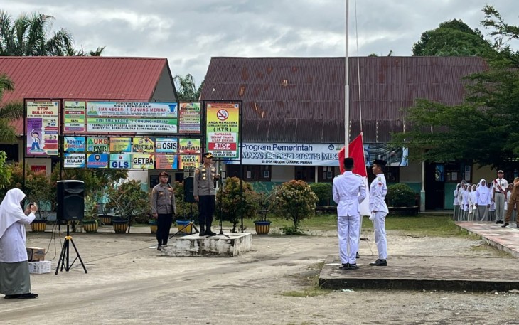 Kapolres Aceh Singkil AKBP Joko Triyono, S.I.K., M.H. saat bertindak sebagai Pembina Upacara bendera di SMAN 1 Gunung Meriah