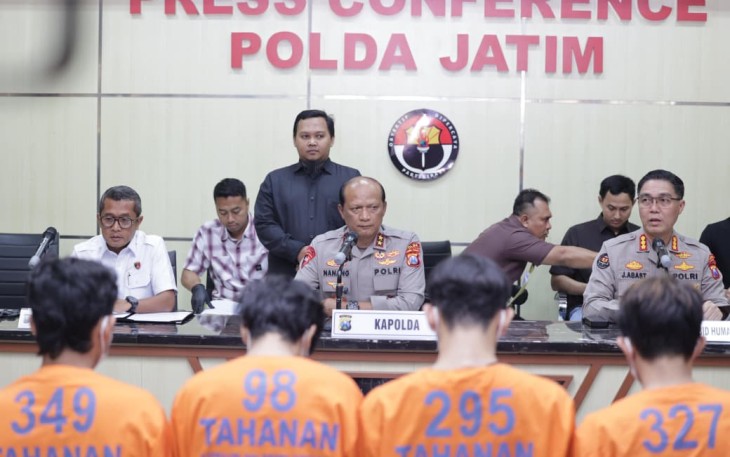 Kapolda Jatim Irjen Pol Nanang Avianto saat konferensi pers, Kamis (18/9)