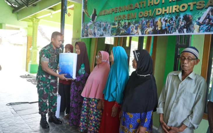 Dandim 0803/Madiun Letkol Kav Widhi Bayu Sudibyo memberikan bansos ke masyarakat 