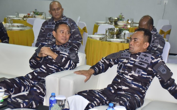 Pangkoarmada III Laksda TNI H Krisno Utomo bersama Dankodaeral XI Laksda TNI Monang H Sitompul 