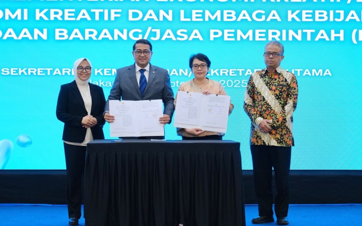 Menekraf Teuku Riefky Harsya MoU dengan Kepala LKPP Sarah Sadiga di Jakarta, Senin (22/9)