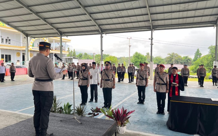 Kapolres Bitung, AKBP Albert Zai, SIK.,MH saat memimpin serah terima jabatan tiga perwira Polres Bitung