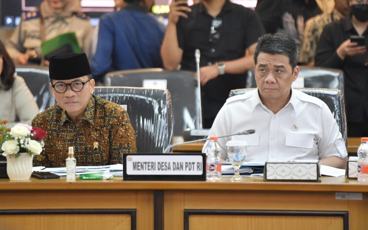 Menteri Desa dan Pembangunan Daerah Tertinggal (Mendes PDT) Yandri Susanto dan Wakil Mendes PDT Ahmad Riza Patria menghadiri Rapat sekaligus Mendengarkan Masukan para Petani Terkait Strategi Percepatan Pelaksanaan Reforma Agraria di Ruang Rapat Komisi XIII Gedung Nusantara II, Rabu (24/9/2025).